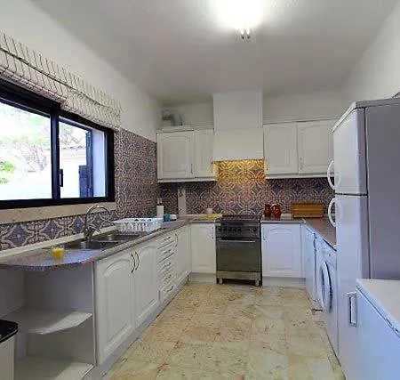 Villa Sleeps 8 With Pool Air Con And Wifi Vale do Lobo